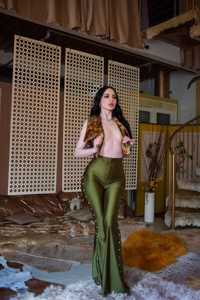 Model Carissa White in Vintage Dream