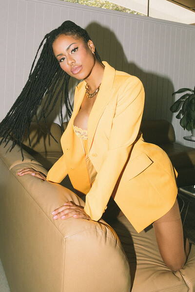 Model Kira Noir in Business Model