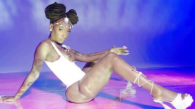 Model SaBrea Phenix in Flash Forward