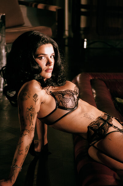 Model Ari Kytsya in Checkmate